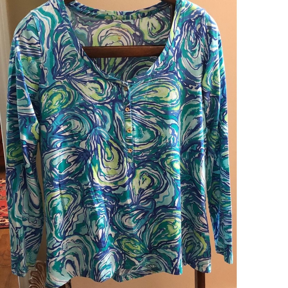 Sorella Sparkling Blue "Oh Shucks" Oyster Print V-neck Top